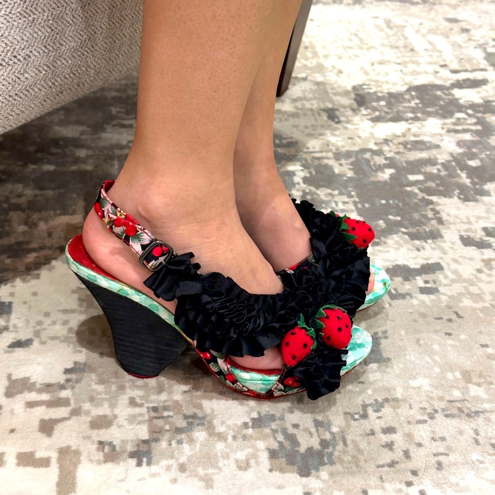Excellent condition, minimal wear.  Stored in original box. Size 7